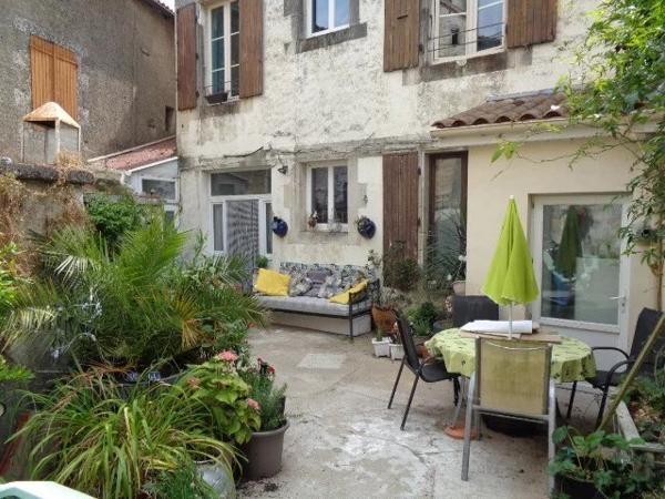 Impressionnant maison de ville de 4 chambres avec cour privée au cœur de Villefagnan