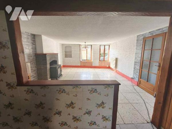 Maison de village idéalement située sur la commune de WARCQ comprenant:

 - Au rez-de-chaussé...