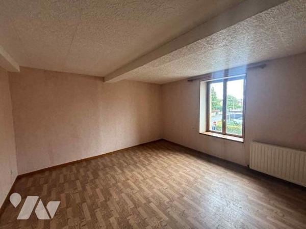 Maison de village idéalement située sur la commune de WARCQ comprenant:

 - Au rez-de-chaussé...