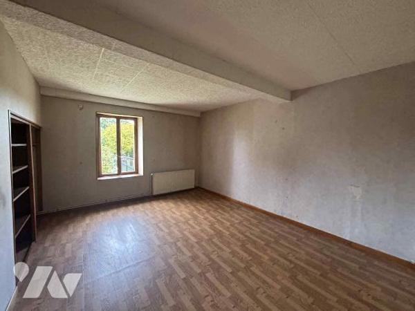 Maison de village idéalement située sur la commune de WARCQ comprenant:

 - Au rez-de-chaussé...