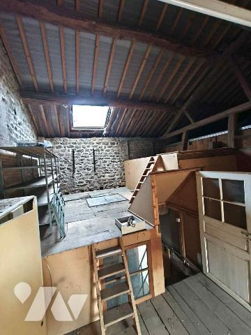 Maison de village idéalement située sur la commune de WARCQ comprenant:

 - Au rez-de-chaussé...