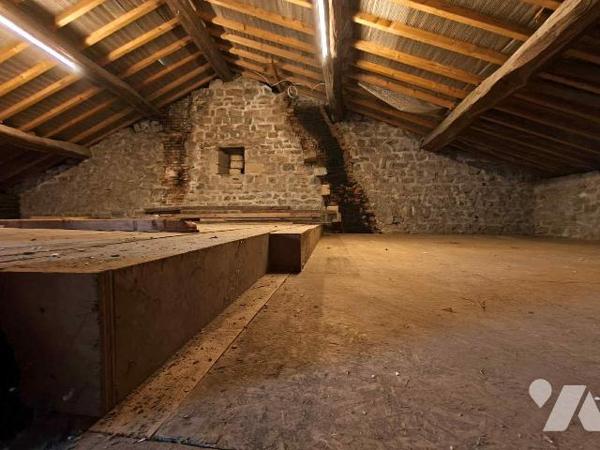 Maison de village idéalement située sur la commune de WARCQ comprenant:

 - Au rez-de-chaussé...