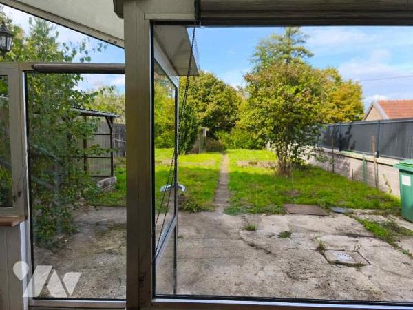 Maison de village idéalement située sur la commune de WARCQ comprenant:

 - Au rez-de-chaussé...