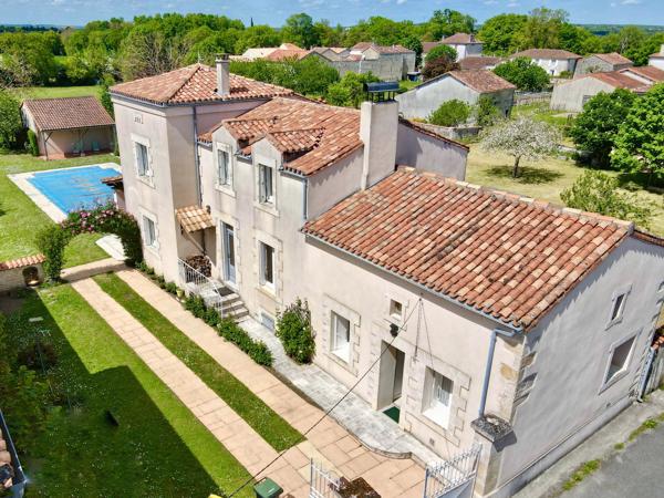 Superbe maison rénovée avec piscine, à proximité de Mansle