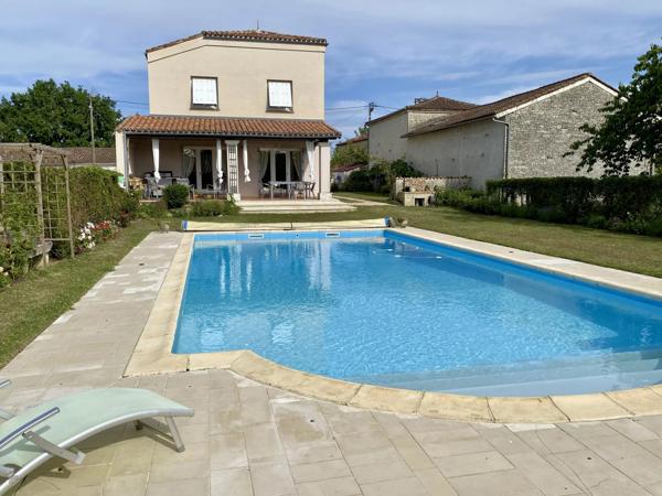 Superbe maison rénovée avec piscine, à proximité de Mansle