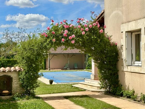 Superbe maison rénovée avec piscine, à proximité de Mansle