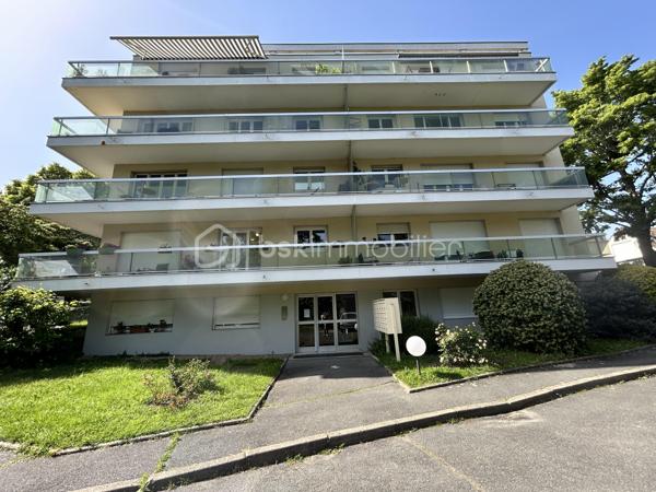À seulement 10 minutes à pied du RER et du centre-ville, venez découvrir ce charmant appartement 2 pièces situé au sein d'une résidence calme, sécurisée et particulièrement agréable, bénéficiant d'un parc arboré avec accès direct aux berges de la Seine.

L'appartement se compose d'une entrée, d'un séjour lumineux ouvrant sur un grand balcon, d'une cuisine semi-équipée, d'une belle chambre avec accès au balcon, d'une salle d'eau moderne ainsi que de WC séparés.
Une cave et une place de parking privative complètent ce bien.

Un cadre de vie recherché, alliant tranquillité, verdure et proximité des commodités, idéal pour une résidence principale comme pour un investissement locatif