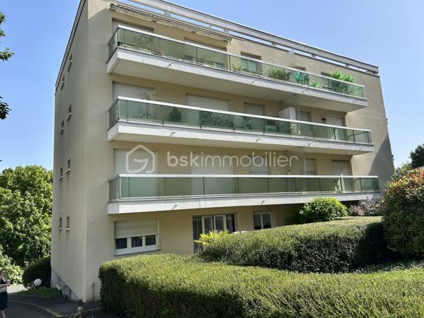 À seulement 10 minutes à pied du RER et du centre-ville, venez découvrir ce charmant appartement 2 pièces situé au sein d'une résidence calme, sécurisée et particulièrement agréable, bénéficiant d'un parc arboré avec accès direct aux berges de la Seine.

L'appartement se compose d'une entrée, d'un séjour lumineux ouvrant sur un grand balcon, d'une cuisine semi-équipée, d'une belle chambre avec accès au balcon, d'une salle d'eau moderne ainsi que de WC séparés.
Une cave et une place de parking privative complètent ce bien.

Un cadre de vie recherché, alliant tranquillité, verdure et proximité des commodités, idéal pour une résidence principale comme pour un investissement locatif