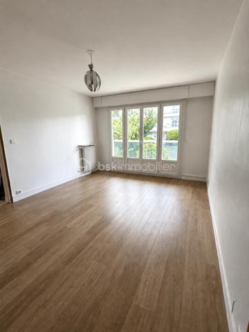 À seulement 10 minutes à pied du RER et du centre-ville, venez découvrir ce charmant appartement 2 pièces situé au sein d'une résidence calme, sécurisée et particulièrement agréable, bénéficiant d'un parc arboré avec accès direct aux berges de la Seine.

L'appartement se compose d'une entrée, d'un séjour lumineux ouvrant sur un grand balcon, d'une cuisine semi-équipée, d'une belle chambre avec accès au balcon, d'une salle d'eau moderne ainsi que de WC séparés.
Une cave et une place de parking privative complètent ce bien.

Un cadre de vie recherché, alliant tranquillité, verdure et proximité des commodités, idéal pour une résidence principale comme pour un investissement locatif