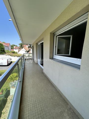À seulement 10 minutes à pied du RER et du centre-ville, venez découvrir ce charmant appartement 2 pièces situé au sein d'une résidence calme, sécurisée et particulièrement agréable, bénéficiant d'un parc arboré avec accès direct aux berges de la Seine.

L'appartement se compose d'une entrée, d'un séjour lumineux ouvrant sur un grand balcon, d'une cuisine semi-équipée, d'une belle chambre avec accès au balcon, d'une salle d'eau moderne ainsi que de WC séparés.
Une cave et une place de parking privative complètent ce bien.

Un cadre de vie recherché, alliant tranquillité, verdure et proximité des commodités, idéal pour une résidence principale comme pour un investissement locatif
