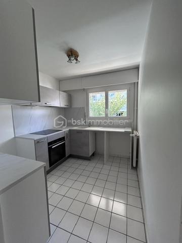 À seulement 10 minutes à pied du RER et du centre-ville, venez découvrir ce charmant appartement 2 pièces situé au sein d'une résidence calme, sécurisée et particulièrement agréable, bénéficiant d'un parc arboré avec accès direct aux berges de la Seine.

L'appartement se compose d'une entrée, d'un séjour lumineux ouvrant sur un grand balcon, d'une cuisine semi-équipée, d'une belle chambre avec accès au balcon, d'une salle d'eau moderne ainsi que de WC séparés.
Une cave et une place de parking privative complètent ce bien.

Un cadre de vie recherché, alliant tranquillité, verdure et proximité des commodités, idéal pour une résidence principale comme pour un investissement locatif