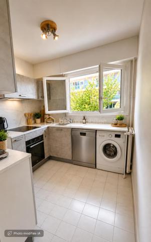 À seulement 10 minutes à pied du RER et du centre-ville, venez découvrir ce charmant appartement 2 pièces situé au sein d'une résidence calme, sécurisée et particulièrement agréable, bénéficiant d'un parc arboré avec accès direct aux berges de la Seine.

L'appartement se compose d'une entrée, d'un séjour lumineux ouvrant sur un grand balcon, d'une cuisine semi-équipée, d'une belle chambre avec accès au balcon, d'une salle d'eau moderne ainsi que de WC séparés.
Une cave et une place de parking privative complètent ce bien.

Un cadre de vie recherché, alliant tranquillité, verdure et proximité des commodités, idéal pour une résidence principale comme pour un investissement locatif