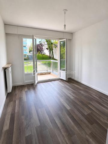 À seulement 10 minutes à pied du RER et du centre-ville, venez découvrir ce charmant appartement 2 pièces situé au sein d'une résidence calme, sécurisée et particulièrement agréable, bénéficiant d'un parc arboré avec accès direct aux berges de la Seine.

L'appartement se compose d'une entrée, d'un séjour lumineux ouvrant sur un grand balcon, d'une cuisine semi-équipée, d'une belle chambre avec accès au balcon, d'une salle d'eau moderne ainsi que de WC séparés.
Une cave et une place de parking privative complètent ce bien.

Un cadre de vie recherché, alliant tranquillité, verdure et proximité des commodités, idéal pour une résidence principale comme pour un investissement locatif