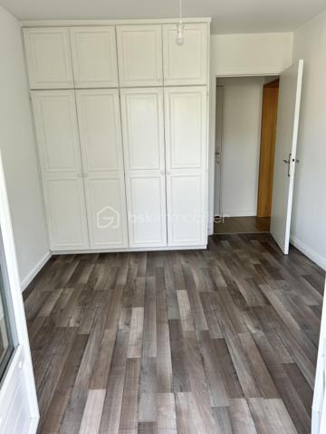 À seulement 10 minutes à pied du RER et du centre-ville, venez découvrir ce charmant appartement 2 pièces situé au sein d'une résidence calme, sécurisée et particulièrement agréable, bénéficiant d'un parc arboré avec accès direct aux berges de la Seine.

L'appartement se compose d'une entrée, d'un séjour lumineux ouvrant sur un grand balcon, d'une cuisine semi-équipée, d'une belle chambre avec accès au balcon, d'une salle d'eau moderne ainsi que de WC séparés.
Une cave et une place de parking privative complètent ce bien.

Un cadre de vie recherché, alliant tranquillité, verdure et proximité des commodités, idéal pour une résidence principale comme pour un investissement locatif