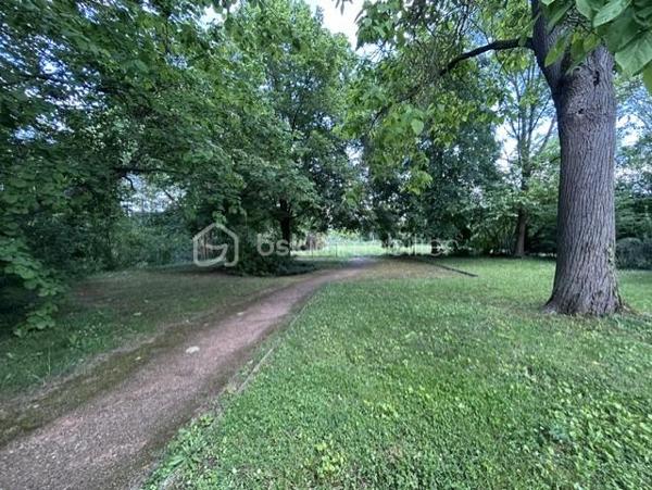 À seulement 10 minutes à pied du RER et du centre-ville, venez découvrir ce charmant appartement 2 pièces situé au sein d'une résidence calme, sécurisée et particulièrement agréable, bénéficiant d'un parc arboré avec accès direct aux berges de la Seine.

L'appartement se compose d'une entrée, d'un séjour lumineux ouvrant sur un grand balcon, d'une cuisine semi-équipée, d'une belle chambre avec accès au balcon, d'une salle d'eau moderne ainsi que de WC séparés.
Une cave et une place de parking privative complètent ce bien.

Un cadre de vie recherché, alliant tranquillité, verdure et proximité des commodités, idéal pour une résidence principale comme pour un investissement locatif