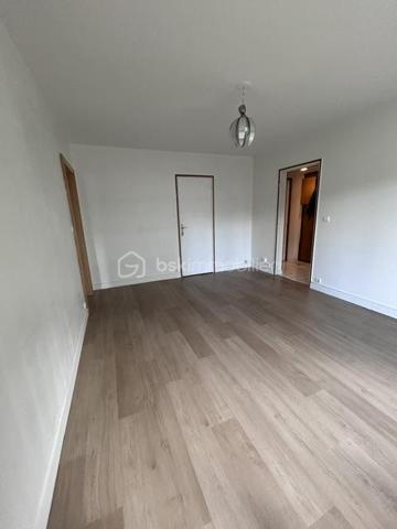 À seulement 10 minutes à pied du RER et du centre-ville, venez découvrir ce charmant appartement 2 pièces situé au sein d'une résidence calme, sécurisée et particulièrement agréable, bénéficiant d'un parc arboré avec accès direct aux berges de la Seine.

L'appartement se compose d'une entrée, d'un séjour lumineux ouvrant sur un grand balcon, d'une cuisine semi-équipée, d'une belle chambre avec accès au balcon, d'une salle d'eau moderne ainsi que de WC séparés.
Une cave et une place de parking privative complètent ce bien.

Un cadre de vie recherché, alliant tranquillité, verdure et proximité des commodités, idéal pour une résidence principale comme pour un investissement locatif