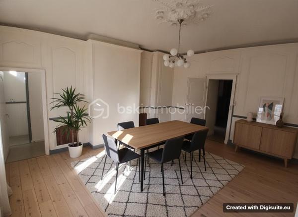 Laissez vous séduire, pour ce très spacieux appartement type 3 à environ 150 m des commerces au centre-ville de Vesoul.
Imaginez vous...dans cet appartement qui vous propose: une entrée indépendante, une chambre avec placard, une grande cuisine de 18m2 avec un grand cellier de 6m2, votre pièce de vie salon spacieux avec le cachet de l'ancien et ses moulures , une seconde grande chambre de 15m2, une salle de bains+ wc.
L'appartement est à rénover, les photos en annonce sont du home-staging d'aménagement intérieur, pour avoir un visuel de décoration, honoraires inclus charge vendeur.
Pour information, avec le nouveau classement DPE au 1 janvier 2027, l'appartement va etre classé D.
Renseignements et rendez vous du lundi au samedi de 8h à 20 h.