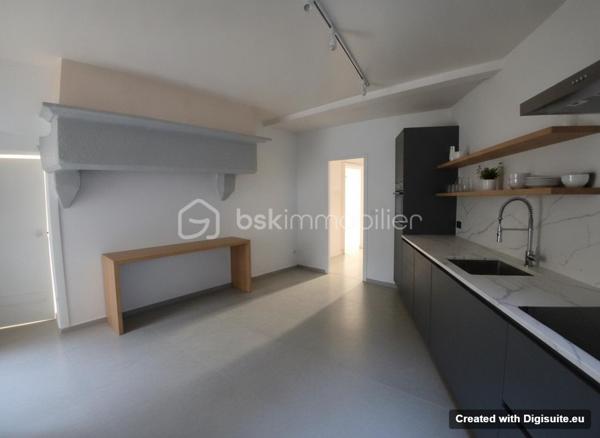 Laissez vous séduire, pour ce très spacieux appartement type 3 à environ 150 m des commerces au centre-ville de Vesoul.
Imaginez vous...dans cet appartement qui vous propose: une entrée indépendante, une chambre avec placard, une grande cuisine de 18m2 avec un grand cellier de 6m2, votre pièce de vie salon spacieux avec le cachet de l'ancien et ses moulures , une seconde grande chambre de 15m2, une salle de bains+ wc.
L'appartement est à rénover, les photos en annonce sont du home-staging d'aménagement intérieur, pour avoir un visuel de décoration, honoraires inclus charge vendeur.
Pour information, avec le nouveau classement DPE au 1 janvier 2027, l'appartement va etre classé D.
Renseignements et rendez vous du lundi au samedi de 8h à 20 h.