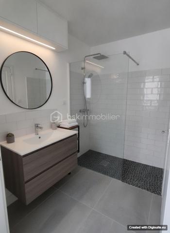 Laissez vous séduire, pour ce très spacieux appartement type 3 à environ 150 m des commerces au centre-ville de Vesoul.
Imaginez vous...dans cet appartement qui vous propose: une entrée indépendante, une chambre avec placard, une grande cuisine de 18m2 avec un grand cellier de 6m2, votre pièce de vie salon spacieux avec le cachet de l'ancien et ses moulures , une seconde grande chambre de 15m2, une salle de bains+ wc.
L'appartement est à rénover, les photos en annonce sont du home-staging d'aménagement intérieur, pour avoir un visuel de décoration, honoraires inclus charge vendeur.
Pour information, avec le nouveau classement DPE au 1 janvier 2027, l'appartement va etre classé D.
Renseignements et rendez vous du lundi au samedi de 8h à 20 h.