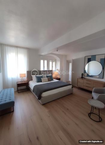 Laissez vous séduire, pour ce très spacieux appartement type 3 à environ 150 m des commerces au centre-ville de Vesoul.
Imaginez vous...dans cet appartement qui vous propose: une entrée indépendante, une chambre avec placard, une grande cuisine de 18m2 avec un grand cellier de 6m2, votre pièce de vie salon spacieux avec le cachet de l'ancien et ses moulures , une seconde grande chambre de 15m2, une salle de bains+ wc.
L'appartement est à rénover, les photos en annonce sont du home-staging d'aménagement intérieur, pour avoir un visuel de décoration, honoraires inclus charge vendeur.
Pour information, avec le nouveau classement DPE au 1 janvier 2027, l'appartement va etre classé D.
Renseignements et rendez vous du lundi au samedi de 8h à 20 h.
