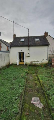 À vendre, charmante petite maison sur deux niveaux, idéale pour un premier achat ou un investisseur. 
D’une superficie de 36 m2, elle propose une pièce de vie ouverte sur cuisine, une salle d'eau avec WC, et à l’étage un espace nuit composée de deux pièces. Un jardin clôturé,  deux petites annexes pour créer un atelier et espace de rangement et une cave viennent compléter ce bien. 
Proche de toutes commodités à pied : gare,  écoles et  commerces. 
Contactez-nous pour plus d’informations.