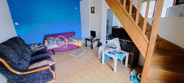 À vendre, charmante petite maison sur deux niveaux, idéale pour un premier achat ou un investisseur. 
D’une superficie de 36 m2, elle propose une pièce de vie ouverte sur cuisine, une salle d'eau avec WC, et à l’étage un espace nuit composée de deux pièces. Un jardin clôturé,  deux petites annexes pour créer un atelier et espace de rangement et une cave viennent compléter ce bien. 
Proche de toutes commodités à pied : gare,  écoles et  commerces. 
Contactez-nous pour plus d’informations.