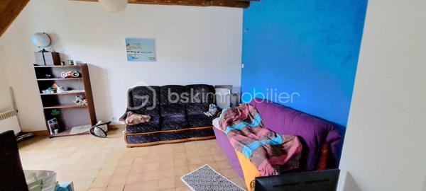 À vendre, charmante petite maison sur deux niveaux, idéale pour un premier achat ou un investisseur. 
D’une superficie de 36 m2, elle propose une pièce de vie ouverte sur cuisine, une salle d'eau avec WC, et à l’étage un espace nuit composée de deux pièces. Un jardin clôturé,  deux petites annexes pour créer un atelier et espace de rangement et une cave viennent compléter ce bien. 
Proche de toutes commodités à pied : gare,  écoles et  commerces. 
Contactez-nous pour plus d’informations.