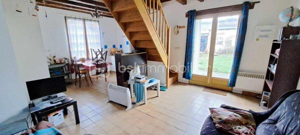 À vendre, charmante petite maison sur deux niveaux, idéale pour un premier achat ou un investisseur. 
D’une superficie de 36 m2, elle propose une pièce de vie ouverte sur cuisine, une salle d'eau avec WC, et à l’étage un espace nuit composée de deux pièces. Un jardin clôturé,  deux petites annexes pour créer un atelier et espace de rangement et une cave viennent compléter ce bien. 
Proche de toutes commodités à pied : gare,  écoles et  commerces. 
Contactez-nous pour plus d’informations.