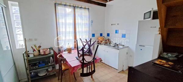 À vendre, charmante petite maison sur deux niveaux, idéale pour un premier achat ou un investisseur. 
D’une superficie de 36 m2, elle propose une pièce de vie ouverte sur cuisine, une salle d'eau avec WC, et à l’étage un espace nuit composée de deux pièces. Un jardin clôturé,  deux petites annexes pour créer un atelier et espace de rangement et une cave viennent compléter ce bien. 
Proche de toutes commodités à pied : gare,  écoles et  commerces. 
Contactez-nous pour plus d’informations.