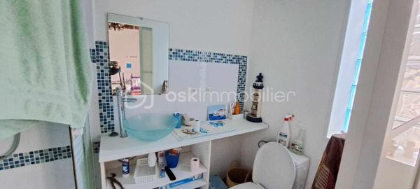 À vendre, charmante petite maison sur deux niveaux, idéale pour un premier achat ou un investisseur. 
D’une superficie de 36 m2, elle propose une pièce de vie ouverte sur cuisine, une salle d'eau avec WC, et à l’étage un espace nuit composée de deux pièces. Un jardin clôturé,  deux petites annexes pour créer un atelier et espace de rangement et une cave viennent compléter ce bien. 
Proche de toutes commodités à pied : gare,  écoles et  commerces. 
Contactez-nous pour plus d’informations.