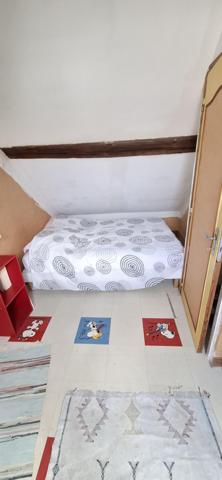 À vendre, charmante petite maison sur deux niveaux, idéale pour un premier achat ou un investisseur. 
D’une superficie de 36 m2, elle propose une pièce de vie ouverte sur cuisine, une salle d'eau avec WC, et à l’étage un espace nuit composée de deux pièces. Un jardin clôturé,  deux petites annexes pour créer un atelier et espace de rangement et une cave viennent compléter ce bien. 
Proche de toutes commodités à pied : gare,  écoles et  commerces. 
Contactez-nous pour plus d’informations.