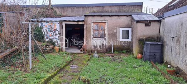 À vendre, charmante petite maison sur deux niveaux, idéale pour un premier achat ou un investisseur. 
D’une superficie de 36 m2, elle propose une pièce de vie ouverte sur cuisine, une salle d'eau avec WC, et à l’étage un espace nuit composée de deux pièces. Un jardin clôturé,  deux petites annexes pour créer un atelier et espace de rangement et une cave viennent compléter ce bien. 
Proche de toutes commodités à pied : gare,  écoles et  commerces. 
Contactez-nous pour plus d’informations.