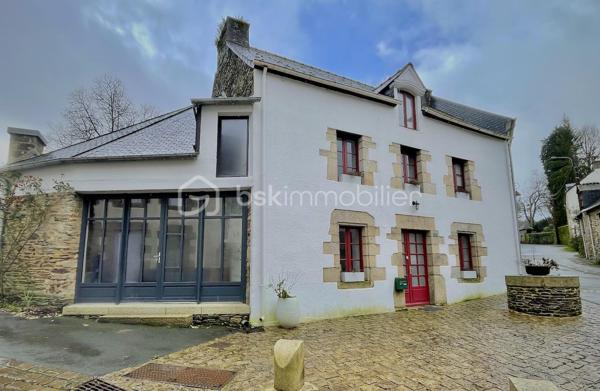 Située au cœur de Josselin, à deux pas du canal et de la voie verte, cette maison pleine de charme offre un cadre de vie calme et authentique.

Elle se compose d’une belle pièce de vie avec cuisine ouverte aménagée et équipée, d’un salon chaleureux avec poêle à bois, d’un bureau ainsi que d’un atelier offrant de belles possibilités d’aménagement. Une buanderie et un appentis complètent le rez-de-chaussée.

À l’étage, deux chambres disposent chacune de leur salle de bains avec WC. Le dernier niveau accueille un agréable studio avec kitchenette et salle d’eau, idéal pour recevoir ou pour un projet locatif (anciennement chambre d'hôte). 

À l’arrière, un patio intimiste mène à une terrasse et à un jardin fleuri en surplomb avec vue sur le Château de Josselin. Parking, abri de jardin et tout-à-l’égout viennent compléter ce bien rare au fort potentiel.