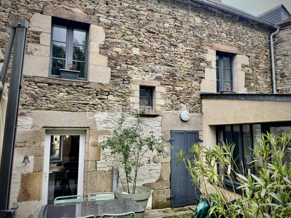 Située au cœur de Josselin, à deux pas du canal et de la voie verte, cette maison pleine de charme offre un cadre de vie calme et authentique.

Elle se compose d’une belle pièce de vie avec cuisine ouverte aménagée et équipée, d’un salon chaleureux avec poêle à bois, d’un bureau ainsi que d’un atelier offrant de belles possibilités d’aménagement. Une buanderie et un appentis complètent le rez-de-chaussée.

À l’étage, deux chambres disposent chacune de leur salle de bains avec WC. Le dernier niveau accueille un agréable studio avec kitchenette et salle d’eau, idéal pour recevoir ou pour un projet locatif (anciennement chambre d'hôte). 

À l’arrière, un patio intimiste mène à une terrasse et à un jardin fleuri en surplomb avec vue sur le Château de Josselin. Parking, abri de jardin et tout-à-l’égout viennent compléter ce bien rare au fort potentiel.