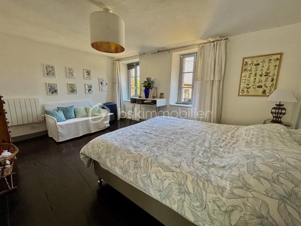 Située au cœur de Josselin, à deux pas du canal et de la voie verte, cette maison pleine de charme offre un cadre de vie calme et authentique.

Elle se compose d’une belle pièce de vie avec cuisine ouverte aménagée et équipée, d’un salon chaleureux avec poêle à bois, d’un bureau ainsi que d’un atelier offrant de belles possibilités d’aménagement. Une buanderie et un appentis complètent le rez-de-chaussée.

À l’étage, deux chambres disposent chacune de leur salle de bains avec WC. Le dernier niveau accueille un agréable studio avec kitchenette et salle d’eau, idéal pour recevoir ou pour un projet locatif (anciennement chambre d'hôte). 

À l’arrière, un patio intimiste mène à une terrasse et à un jardin fleuri en surplomb avec vue sur le Château de Josselin. Parking, abri de jardin et tout-à-l’égout viennent compléter ce bien rare au fort potentiel.