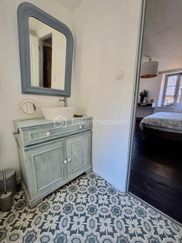 Située au cœur de Josselin, à deux pas du canal et de la voie verte, cette maison pleine de charme offre un cadre de vie calme et authentique.

Elle se compose d’une belle pièce de vie avec cuisine ouverte aménagée et équipée, d’un salon chaleureux avec poêle à bois, d’un bureau ainsi que d’un atelier offrant de belles possibilités d’aménagement. Une buanderie et un appentis complètent le rez-de-chaussée.

À l’étage, deux chambres disposent chacune de leur salle de bains avec WC. Le dernier niveau accueille un agréable studio avec kitchenette et salle d’eau, idéal pour recevoir ou pour un projet locatif (anciennement chambre d'hôte). 

À l’arrière, un patio intimiste mène à une terrasse et à un jardin fleuri en surplomb avec vue sur le Château de Josselin. Parking, abri de jardin et tout-à-l’égout viennent compléter ce bien rare au fort potentiel.
