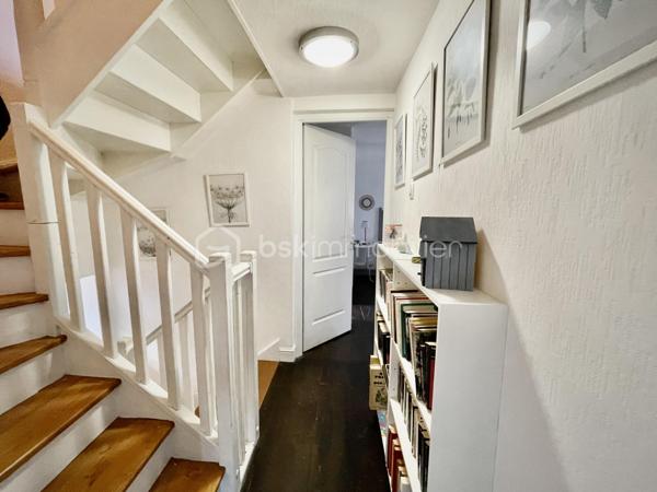 Située au cœur de Josselin, à deux pas du canal et de la voie verte, cette maison pleine de charme offre un cadre de vie calme et authentique.

Elle se compose d’une belle pièce de vie avec cuisine ouverte aménagée et équipée, d’un salon chaleureux avec poêle à bois, d’un bureau ainsi que d’un atelier offrant de belles possibilités d’aménagement. Une buanderie et un appentis complètent le rez-de-chaussée.

À l’étage, deux chambres disposent chacune de leur salle de bains avec WC. Le dernier niveau accueille un agréable studio avec kitchenette et salle d’eau, idéal pour recevoir ou pour un projet locatif (anciennement chambre d'hôte). 

À l’arrière, un patio intimiste mène à une terrasse et à un jardin fleuri en surplomb avec vue sur le Château de Josselin. Parking, abri de jardin et tout-à-l’égout viennent compléter ce bien rare au fort potentiel.