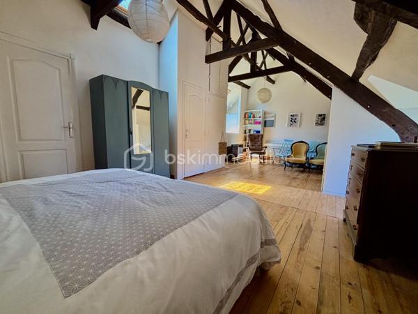 Située au cœur de Josselin, à deux pas du canal et de la voie verte, cette maison pleine de charme offre un cadre de vie calme et authentique.

Elle se compose d’une belle pièce de vie avec cuisine ouverte aménagée et équipée, d’un salon chaleureux avec poêle à bois, d’un bureau ainsi que d’un atelier offrant de belles possibilités d’aménagement. Une buanderie et un appentis complètent le rez-de-chaussée.

À l’étage, deux chambres disposent chacune de leur salle de bains avec WC. Le dernier niveau accueille un agréable studio avec kitchenette et salle d’eau, idéal pour recevoir ou pour un projet locatif (anciennement chambre d'hôte). 

À l’arrière, un patio intimiste mène à une terrasse et à un jardin fleuri en surplomb avec vue sur le Château de Josselin. Parking, abri de jardin et tout-à-l’égout viennent compléter ce bien rare au fort potentiel.