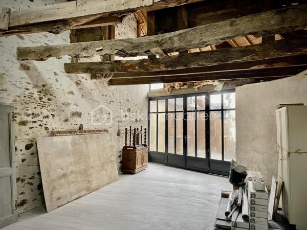 Située au cœur de Josselin, à deux pas du canal et de la voie verte, cette maison pleine de charme offre un cadre de vie calme et authentique.

Elle se compose d’une belle pièce de vie avec cuisine ouverte aménagée et équipée, d’un salon chaleureux avec poêle à bois, d’un bureau ainsi que d’un atelier offrant de belles possibilités d’aménagement. Une buanderie et un appentis complètent le rez-de-chaussée.

À l’étage, deux chambres disposent chacune de leur salle de bains avec WC. Le dernier niveau accueille un agréable studio avec kitchenette et salle d’eau, idéal pour recevoir ou pour un projet locatif (anciennement chambre d'hôte). 

À l’arrière, un patio intimiste mène à une terrasse et à un jardin fleuri en surplomb avec vue sur le Château de Josselin. Parking, abri de jardin et tout-à-l’égout viennent compléter ce bien rare au fort potentiel.
