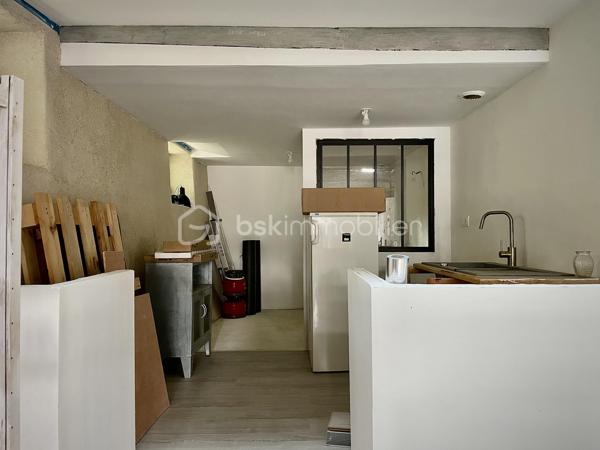 Située au cœur de Josselin, à deux pas du canal et de la voie verte, cette maison pleine de charme offre un cadre de vie calme et authentique.

Elle se compose d’une belle pièce de vie avec cuisine ouverte aménagée et équipée, d’un salon chaleureux avec poêle à bois, d’un bureau ainsi que d’un atelier offrant de belles possibilités d’aménagement. Une buanderie et un appentis complètent le rez-de-chaussée.

À l’étage, deux chambres disposent chacune de leur salle de bains avec WC. Le dernier niveau accueille un agréable studio avec kitchenette et salle d’eau, idéal pour recevoir ou pour un projet locatif (anciennement chambre d'hôte). 

À l’arrière, un patio intimiste mène à une terrasse et à un jardin fleuri en surplomb avec vue sur le Château de Josselin. Parking, abri de jardin et tout-à-l’égout viennent compléter ce bien rare au fort potentiel.