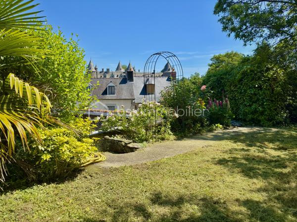 Située au cœur de Josselin, à deux pas du canal et de la voie verte, cette maison pleine de charme offre un cadre de vie calme et authentique.

Elle se compose d’une belle pièce de vie avec cuisine ouverte aménagée et équipée, d’un salon chaleureux avec poêle à bois, d’un bureau ainsi que d’un atelier offrant de belles possibilités d’aménagement. Une buanderie et un appentis complètent le rez-de-chaussée.

À l’étage, deux chambres disposent chacune de leur salle de bains avec WC. Le dernier niveau accueille un agréable studio avec kitchenette et salle d’eau, idéal pour recevoir ou pour un projet locatif (anciennement chambre d'hôte). 

À l’arrière, un patio intimiste mène à une terrasse et à un jardin fleuri en surplomb avec vue sur le Château de Josselin. Parking, abri de jardin et tout-à-l’égout viennent compléter ce bien rare au fort potentiel.