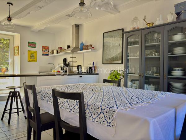 Située au cœur de Josselin, à deux pas du canal et de la voie verte, cette maison pleine de charme offre un cadre de vie calme et authentique.

Elle se compose d’une belle pièce de vie avec cuisine ouverte aménagée et équipée, d’un salon chaleureux avec poêle à bois, d’un bureau ainsi que d’un atelier offrant de belles possibilités d’aménagement. Une buanderie et un appentis complètent le rez-de-chaussée.

À l’étage, deux chambres disposent chacune de leur salle de bains avec WC. Le dernier niveau accueille un agréable studio avec kitchenette et salle d’eau, idéal pour recevoir ou pour un projet locatif (anciennement chambre d'hôte). 

À l’arrière, un patio intimiste mène à une terrasse et à un jardin fleuri en surplomb avec vue sur le Château de Josselin. Parking, abri de jardin et tout-à-l’égout viennent compléter ce bien rare au fort potentiel.
