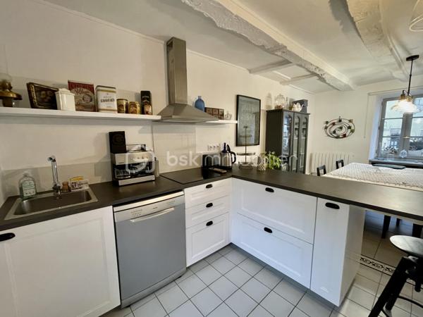 Située au cœur de Josselin, à deux pas du canal et de la voie verte, cette maison pleine de charme offre un cadre de vie calme et authentique.

Elle se compose d’une belle pièce de vie avec cuisine ouverte aménagée et équipée, d’un salon chaleureux avec poêle à bois, d’un bureau ainsi que d’un atelier offrant de belles possibilités d’aménagement. Une buanderie et un appentis complètent le rez-de-chaussée.

À l’étage, deux chambres disposent chacune de leur salle de bains avec WC. Le dernier niveau accueille un agréable studio avec kitchenette et salle d’eau, idéal pour recevoir ou pour un projet locatif (anciennement chambre d'hôte). 

À l’arrière, un patio intimiste mène à une terrasse et à un jardin fleuri en surplomb avec vue sur le Château de Josselin. Parking, abri de jardin et tout-à-l’égout viennent compléter ce bien rare au fort potentiel.