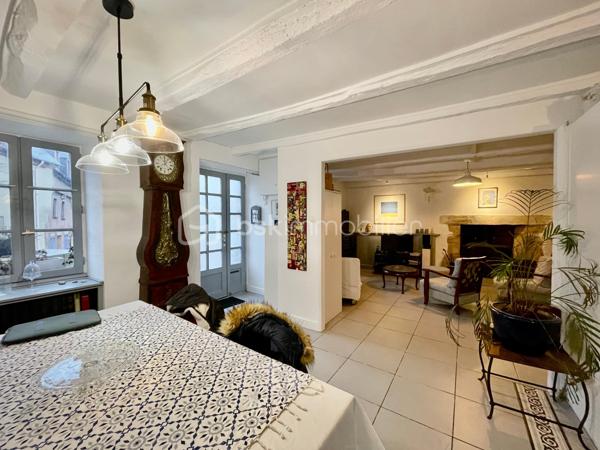 Située au cœur de Josselin, à deux pas du canal et de la voie verte, cette maison pleine de charme offre un cadre de vie calme et authentique.

Elle se compose d’une belle pièce de vie avec cuisine ouverte aménagée et équipée, d’un salon chaleureux avec poêle à bois, d’un bureau ainsi que d’un atelier offrant de belles possibilités d’aménagement. Une buanderie et un appentis complètent le rez-de-chaussée.

À l’étage, deux chambres disposent chacune de leur salle de bains avec WC. Le dernier niveau accueille un agréable studio avec kitchenette et salle d’eau, idéal pour recevoir ou pour un projet locatif (anciennement chambre d'hôte). 

À l’arrière, un patio intimiste mène à une terrasse et à un jardin fleuri en surplomb avec vue sur le Château de Josselin. Parking, abri de jardin et tout-à-l’égout viennent compléter ce bien rare au fort potentiel.