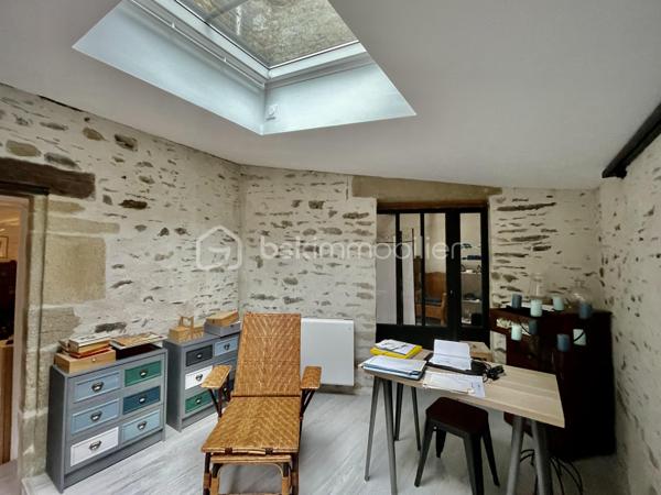 Située au cœur de Josselin, à deux pas du canal et de la voie verte, cette maison pleine de charme offre un cadre de vie calme et authentique.

Elle se compose d’une belle pièce de vie avec cuisine ouverte aménagée et équipée, d’un salon chaleureux avec poêle à bois, d’un bureau ainsi que d’un atelier offrant de belles possibilités d’aménagement. Une buanderie et un appentis complètent le rez-de-chaussée.

À l’étage, deux chambres disposent chacune de leur salle de bains avec WC. Le dernier niveau accueille un agréable studio avec kitchenette et salle d’eau, idéal pour recevoir ou pour un projet locatif (anciennement chambre d'hôte). 

À l’arrière, un patio intimiste mène à une terrasse et à un jardin fleuri en surplomb avec vue sur le Château de Josselin. Parking, abri de jardin et tout-à-l’égout viennent compléter ce bien rare au fort potentiel.