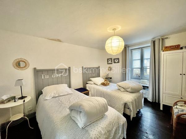 Située au cœur de Josselin, à deux pas du canal et de la voie verte, cette maison pleine de charme offre un cadre de vie calme et authentique.

Elle se compose d’une belle pièce de vie avec cuisine ouverte aménagée et équipée, d’un salon chaleureux avec poêle à bois, d’un bureau ainsi que d’un atelier offrant de belles possibilités d’aménagement. Une buanderie et un appentis complètent le rez-de-chaussée.

À l’étage, deux chambres disposent chacune de leur salle de bains avec WC. Le dernier niveau accueille un agréable studio avec kitchenette et salle d’eau, idéal pour recevoir ou pour un projet locatif (anciennement chambre d'hôte). 

À l’arrière, un patio intimiste mène à une terrasse et à un jardin fleuri en surplomb avec vue sur le Château de Josselin. Parking, abri de jardin et tout-à-l’égout viennent compléter ce bien rare au fort potentiel.