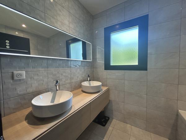 Agen (47000) MAISON D'ARCHITECTE DE 163 M2 AVEC 4 CHAMBRES, GARAGE, SOUS SOL ET TERRAIN DE 5600 M2