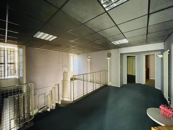 Immeuble de ville avec local commercial