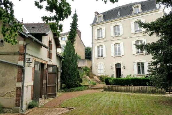 Maison T11 - Sous-sol / Rez-de-jardin - Dépendances - Garage - Terrasses - Jardin. 1 586 m² cadastré