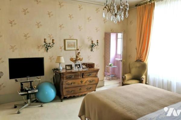 Maison T11 - Sous-sol / Rez-de-jardin - Dépendances - Garage - Terrasses - Jardin. 1 586 m² cadastré